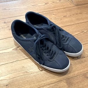 Men’s blue converse